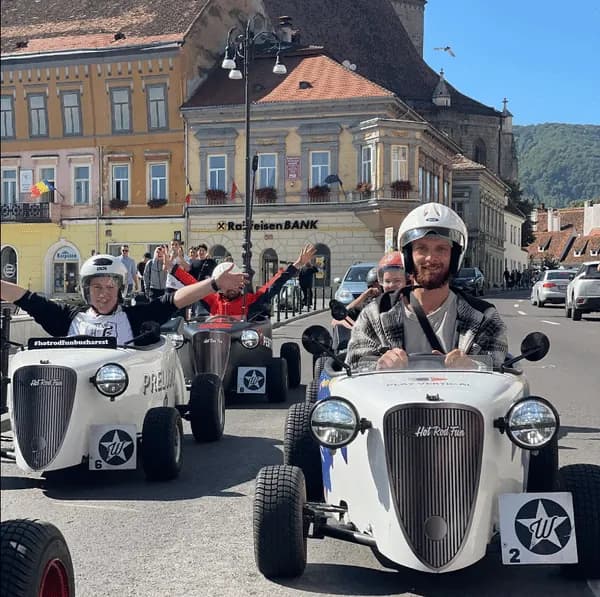 Participanți la volanul unor hot rod-uri în centrul Brașovului